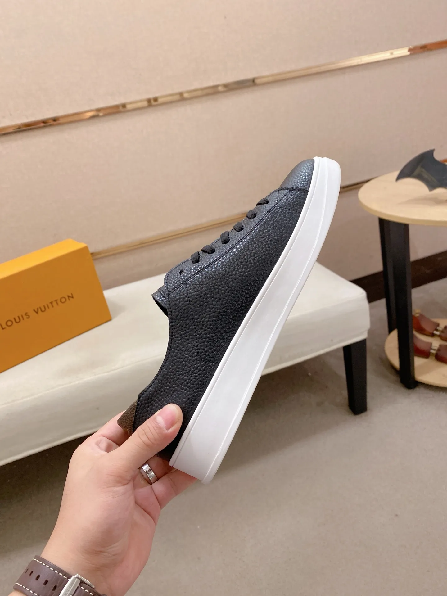 Men's shoes💰 440💰louis vuitton (Louis Vuitton/lv) top 🔍🔍 new models are on sale at the same time at the counter. The upper 🇮🇹 is imported from Italy first-layer cowhide, and the lining is fully imported sheepskin 💪💪, completely 1⃣️ to 1 ⃣️Re-engraved🇮🇹💪💪, ⚠Sole: The original sole is specially provided by the original factory, the exclusive movable molded sole is super comfortable, ⚠The original factory follows the order, 🔍🔍high quality, you can enter and exit the counter at will, welcome to compare⚠. Code number:38-44